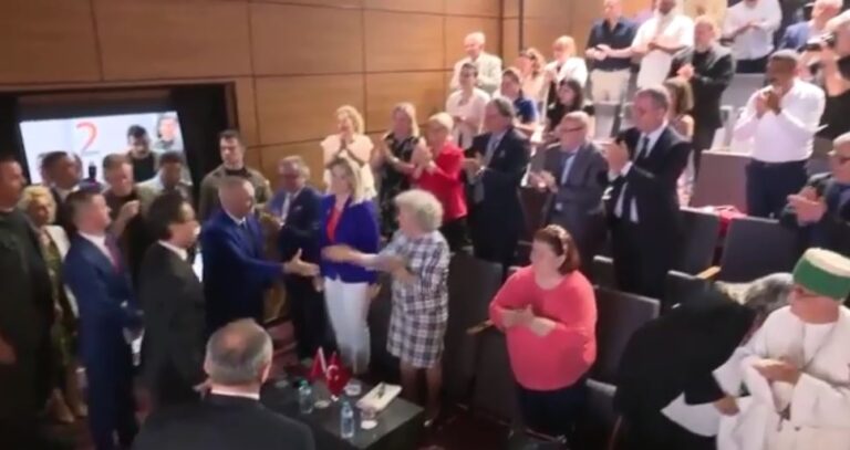 Presidenti Meta: I nderuar nga pritja vëllazërore e diasporës shqiptare në Stamboll (VIDEO)