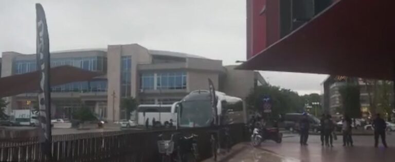 Skuadra e Izarelit mbërrin në stadiumin ”Air Albania”, masa të rrepa sigurie (VIDEO)