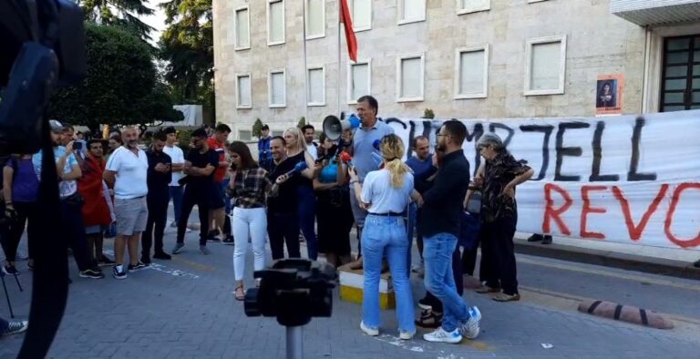Qytetarët në protestë: Ky shtet është i korruptuar, oligarkët s’na lënë të ngremë kokat