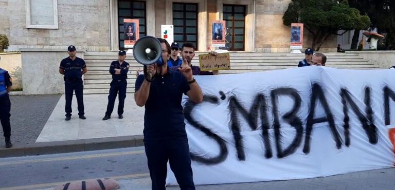 Dita e dytë e protestës, qytetarët me bukë në dorë para Kryeministrisë