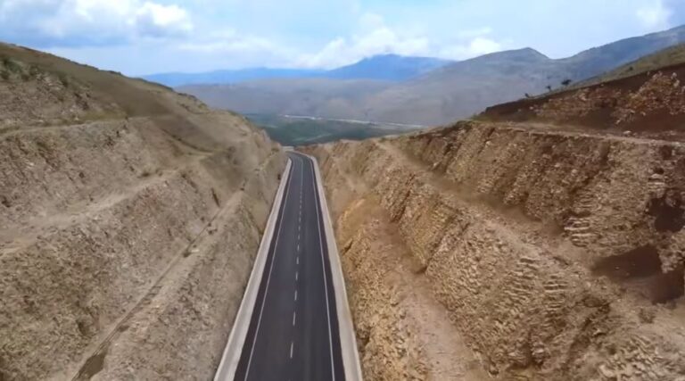 Me këngën e Dua Lipës, Rama promovon rrugën e re kombëtare Kardhiq-Delvinë (VIDEO)