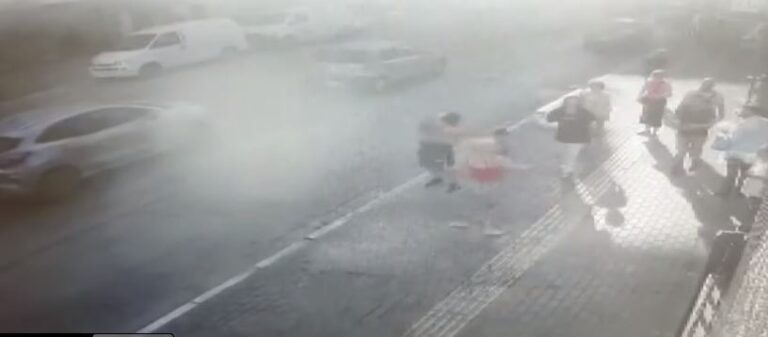 Babai po mbyste foshnjën në mes të Athinës, shqiptarët e shpëtojnë (VIDEO)