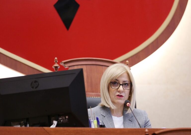 Opozita dorëzon zyrtarisht kërkesën për shkarkimin e Lindita Nikollës