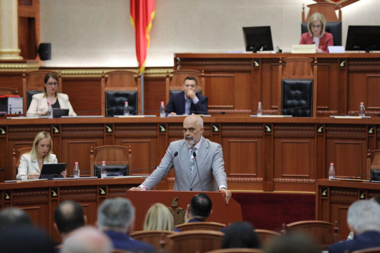 Rama: Nga 1 korriku ka gjoba për ata që përdorin qeset plastike