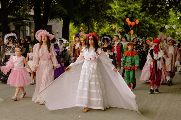 Karnavalet çelin në Korçë sezonin turistik