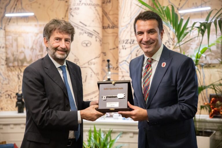 Veliaj pret ministrin italian të Kulturës dhe i jep ”Çelësin e qytetit”, Franceschini: Tirana një qytet evropian
