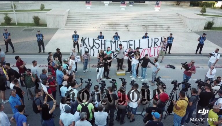 Kronikë/ Nafta ”çmendet”, shqiptarët digjen në plazh