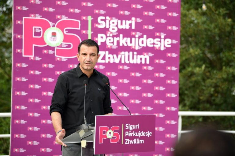 Veliaj në Pezë: Fshati i ri, si “qershia mbi tortë: për familjet e tërmetit, PS pranë njerëzve në ditë të vështira