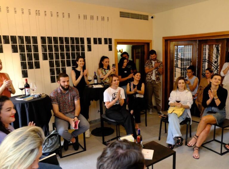 Nis Tirana Book Festival, të rinjtë shijojnë natën poetike te Studio Kadare