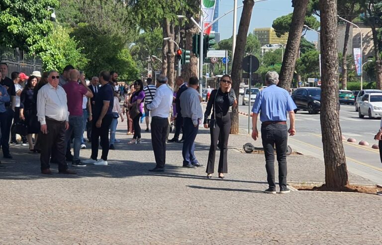 Beniada shkon për homazhe në Presidencë në nder të ish-presidentit Bujar Nishani (FOTO)