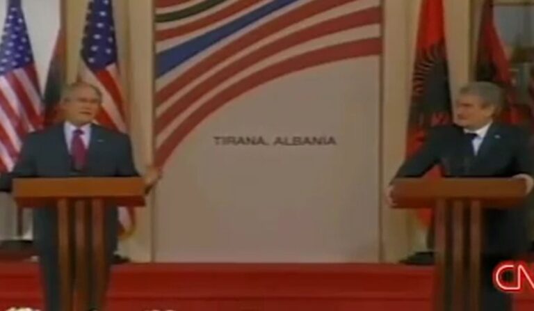 Berisha publikon videon nga vizita e presidentit George Bush në Shqipëri: Historike!