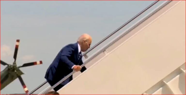 Presidenti Biden rrëzohet sërish teksa ngjit shkallët e avionit presidencial “Air Force One” (VIDEO)