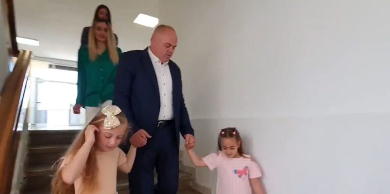 1 qershori, Safet Gjici pret në bashki fëmijët kuksianë (VIDEO)