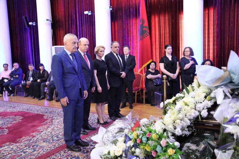Meta homazhe me të bijën, nis ceremonia e përcjelljes së Bujar Nishanit