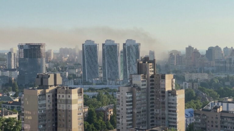 Raketat e hedhura në Kiev, persona të bllokuar nën rrënoja