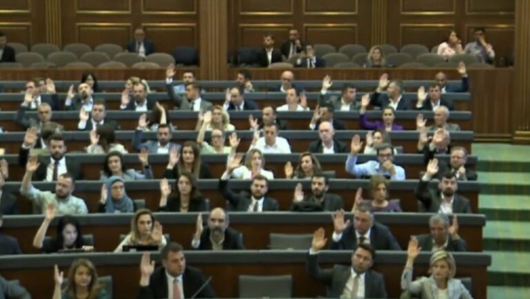 Tensionohen raportet Serbi-Kosovë. Serbët dorëzojnë mandatet e deputetëve në Kuvendin e Kosovës