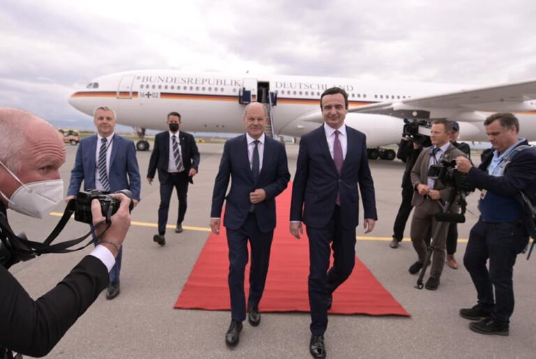 Kancelari gjerman mbërrin në Kosovë, Albin Kurti publikon fotot