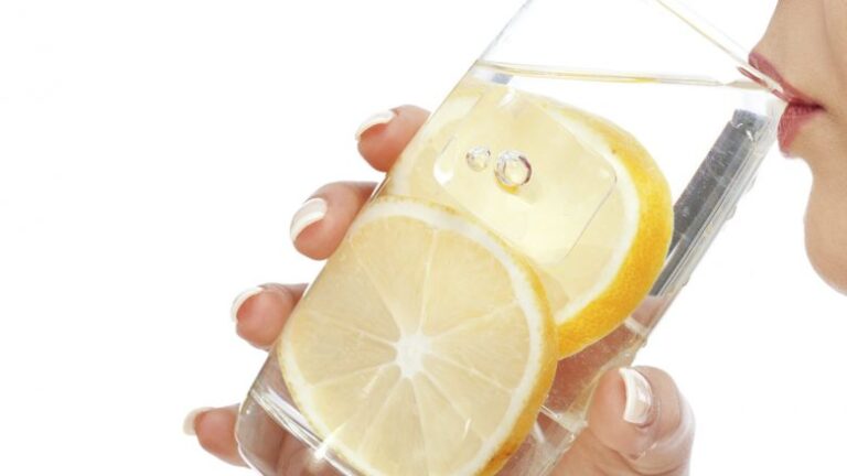 Disa arsye përse duhet ta nisni ditën me ujë dhe limon