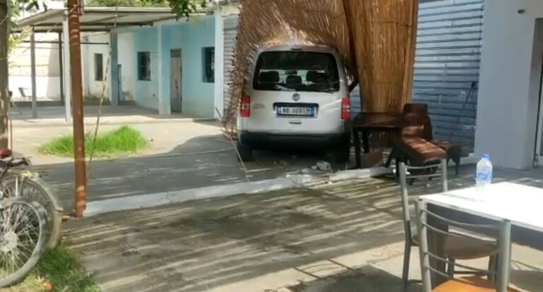 Mjeti del nga rruga dhe përfundon në një lokal në Lezhë. Merr përpara qytetarin që po pinte kafe