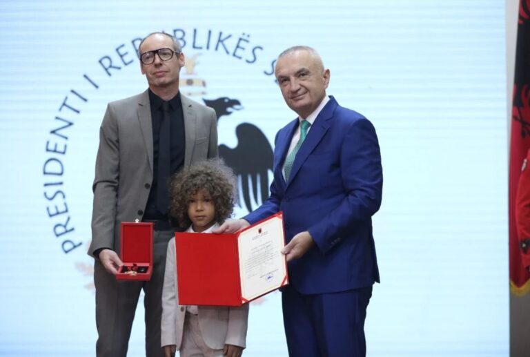 Presidenti Meta nderon artisten Hueyda El Saied me titullin “Mjeshtër i Madh”