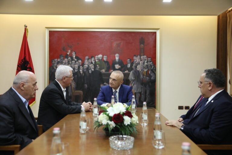 Një përfaqësi e komunitetit shqiptaro-amerikan në Tiranë, Meta: Kanë ardhur për të bërë homazhe për ish-Presidentin Nishani