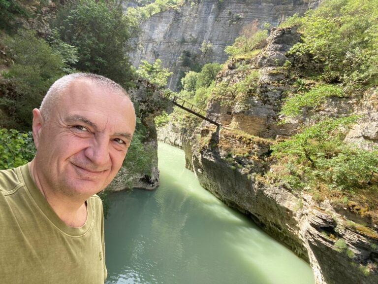 Presidenti Meta kalon nga Çepani ne Zabërzan dhe bën thirrje: Ejani këtu!