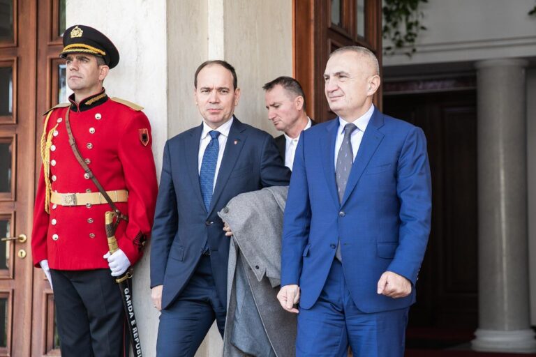 ”Dekorata e Flamurit Kombëtar” për ish-Presidentin Bujar Nishani. Meta: Model i burrështetasit që punoi me përgjegjshmëri