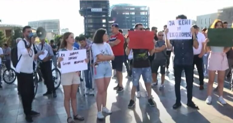 Qytetarët dalin në Protestë kundër rritjes së çmimeve: Kush mbjell uri, do korrë revoltë