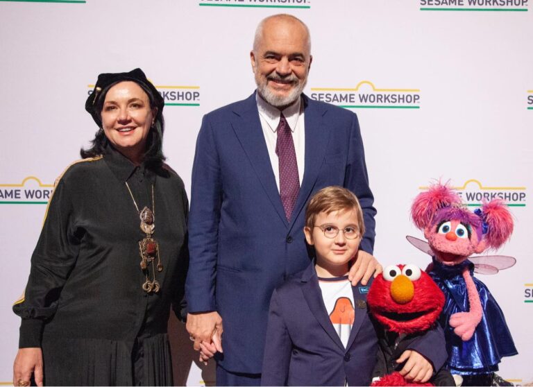 Me Lindën dhe Zahon për krah, Kryeministri Rama publikon foto nga ceremonia në New York