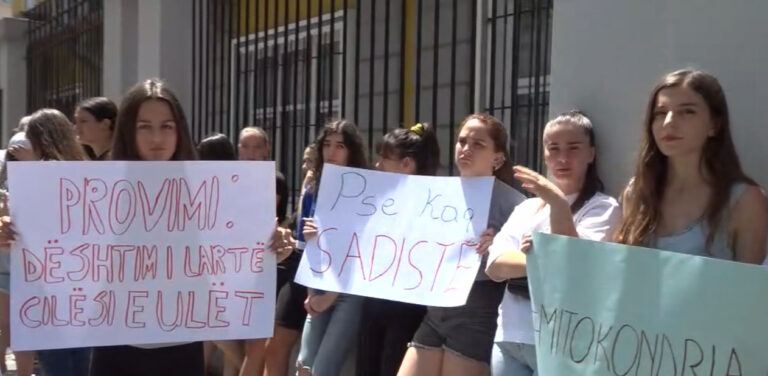 Maturantët protestë te Ministria e Arsimit për provimin me zgjedhje: Duam ripërsëritje të testit