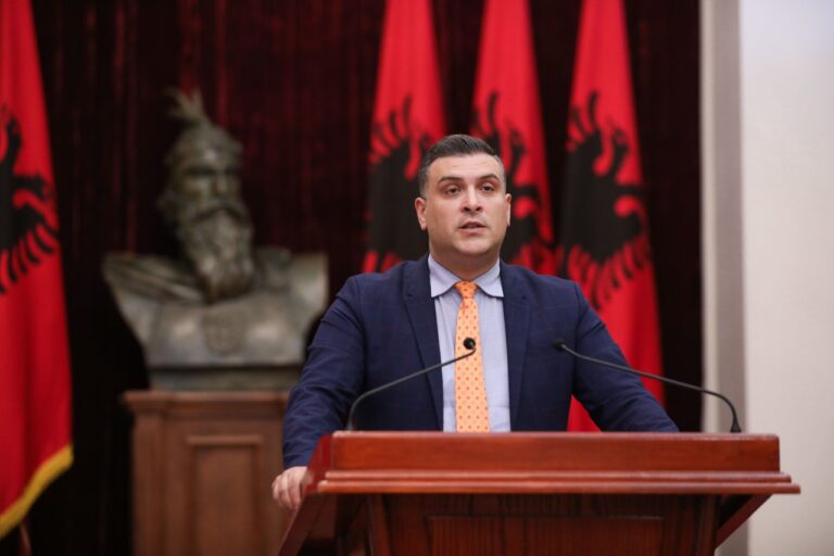 Tedi Blushi: Mbështesim thirrjet që dënojnë sulmet banale politike të Ramës ndaj SPAK-ut