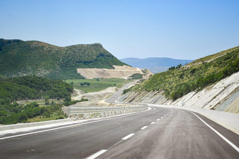 Jorida Tabaku publikon dokumentet: Rruga Kardhiq-Delvinë duhet të kishte përfunduar. Qeveria po mbush xhepat e kompanive