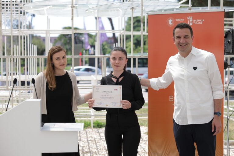Bashkia e Tiranës jep certifikata për praktikantët e rinj, Veliaj: Një mundësi e mirë për të rinjtë