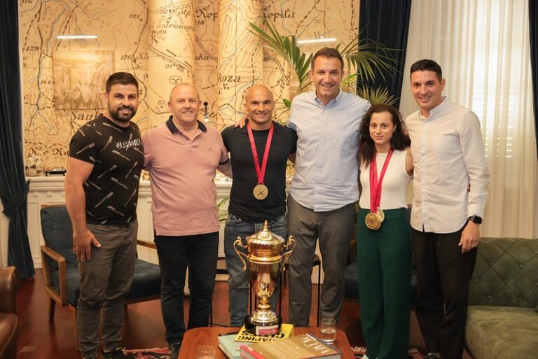 Erion Veliaj pret dy kampionët e Europës në Peshëngritje, Erkand Qerimaj dhe Evangjeli Veli