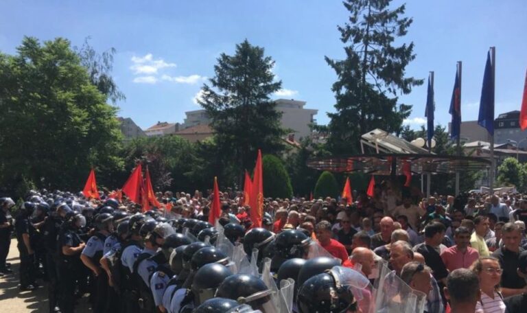 Kurti ndryshon axhendën nga protesta, do të takojë përfaqësuesit e veteranëve