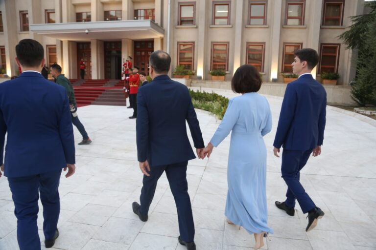 Çfarë nuk u pa në kamera, Presidenti i ri ecën përdore me Zonjën e Parë (FOTO)
