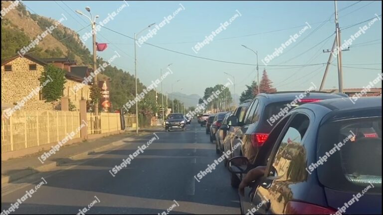 Radhë kilometrike automjetesh në Lezhë, shoferët prej 2 orësh në trafik