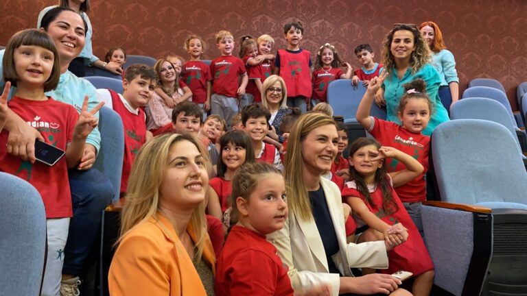 Muzhaqi befason fëmijët me shpjegimin që i bën detyrës së saj: Jam ministre e kalamajve