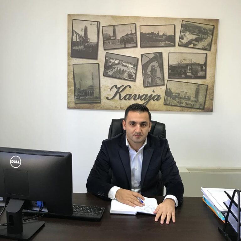 Kreu i PD-së në Kavajë: Punonjësit e administratës denoncojnë presionin për të mbushur mitingun e Ramës në Tiranë