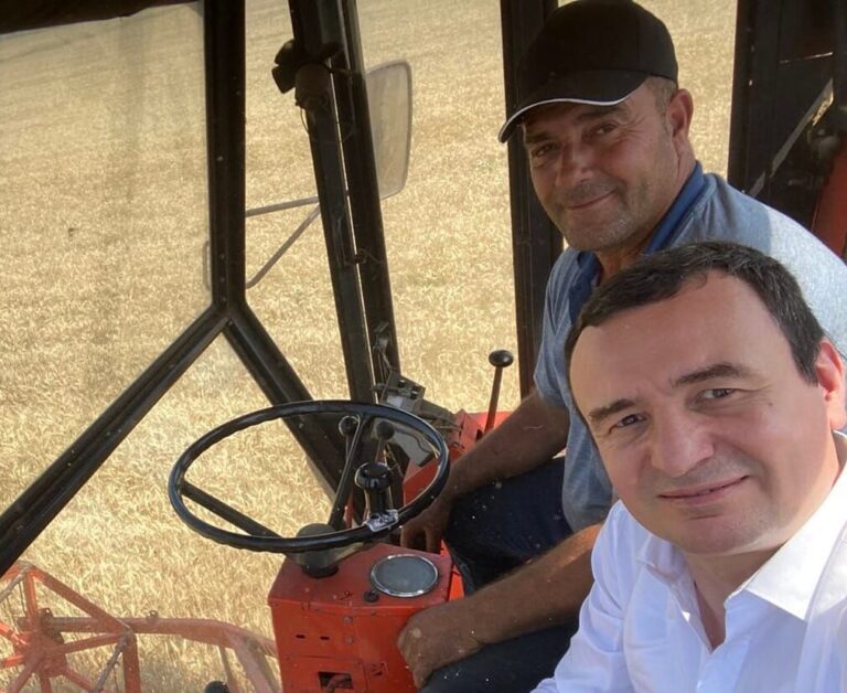 Jo në plazh, Albin Kurti ndjek proçesin e korrjes së grurit
