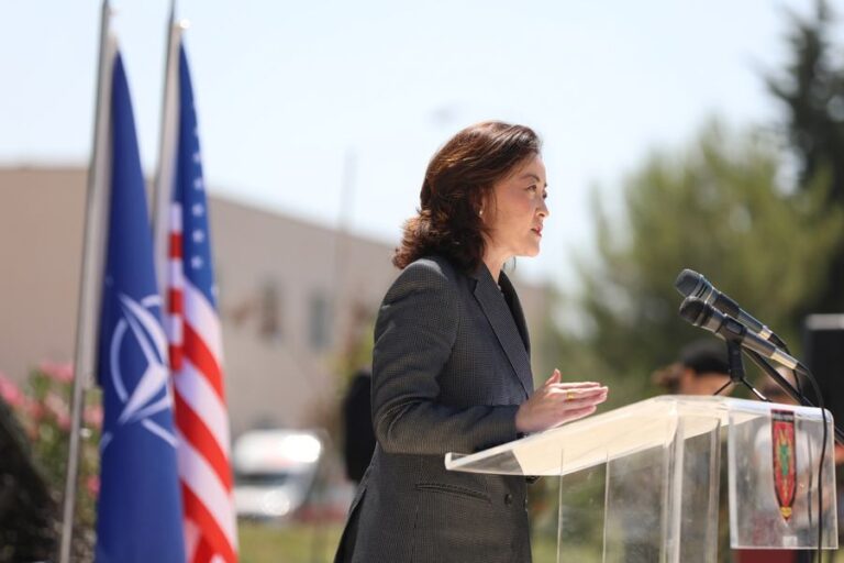 Ambasadorja e SHBA-së Yuri Kim: Do jemi në krah të ushtrisë shqiptare