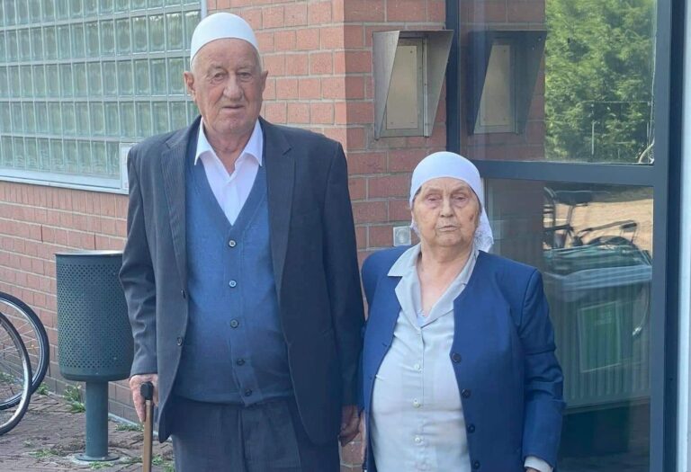 Pas 2 vitesh, Hashim Thaçi takon prindërit (VIDEO)