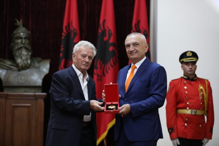 Presidenti Meta dekoron mësuesin nga Berati