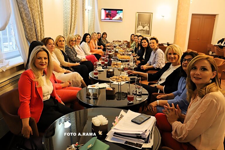 Larg sherreve të Kuvendit, deputetet e PD dhe PS bashkohen për kafe dhe ëmbëlsira (FOTO)
