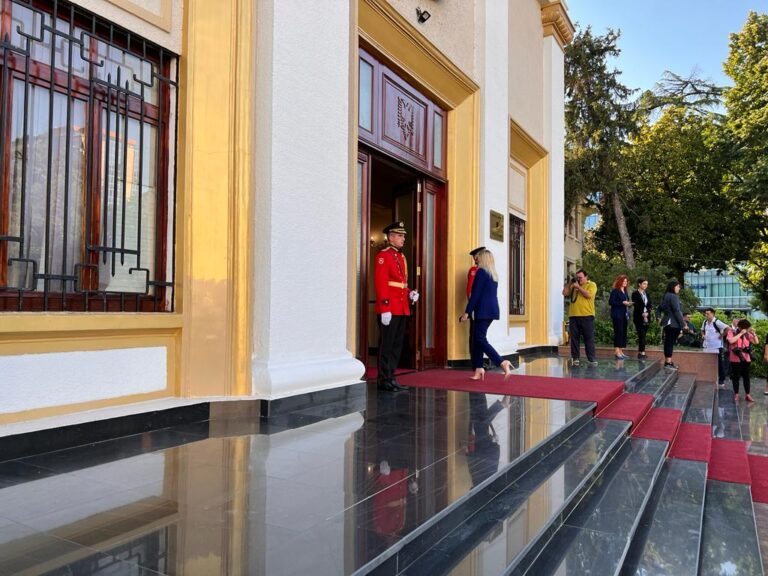 Deputetja Ina Zhupa në ceremoninë e betimit të Presidentit: Begaj do të dekretojë dhe qeverinë e PD-së