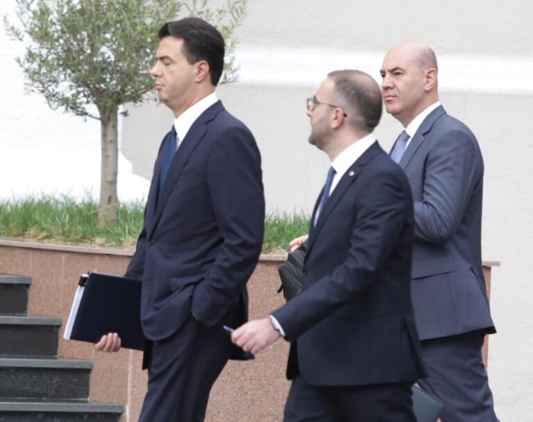 Protesta/ Basha takohet me Tabakun, Bardhin dhe Rushajn. Mungon Alibeaj