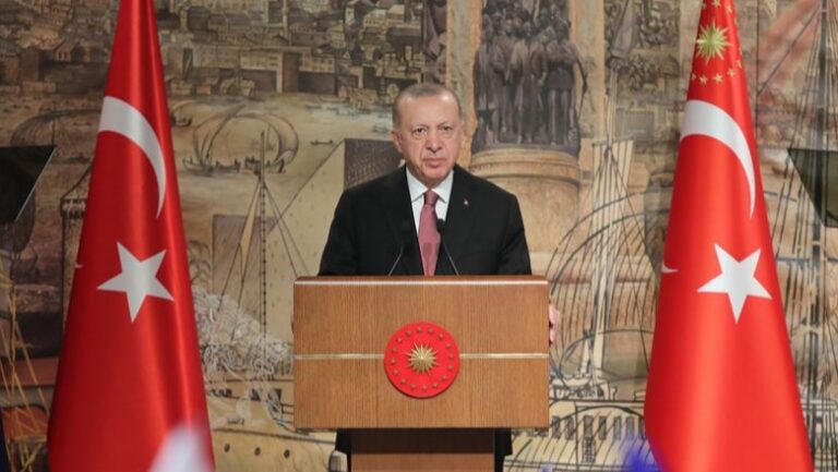 Ukraina dhe Rusia nënshkruajnë marrëveshjen për grurin, Erdogan: Makthi i urisë në botë u shmang