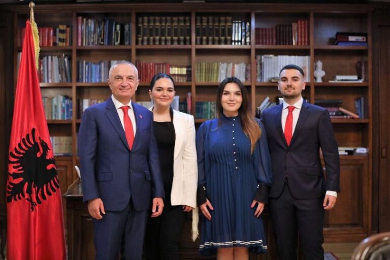 Foto me fëmijët, Meta: Nder i jashtëzakonshëm të shërbeja këto pesë vite si President