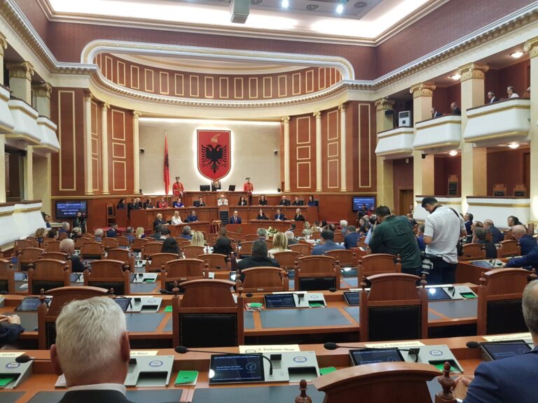 Leskaj dhe Zhupa “tradhtojnë” Berishën, marrin pjesë në ceremoninë e betimit të Begajt