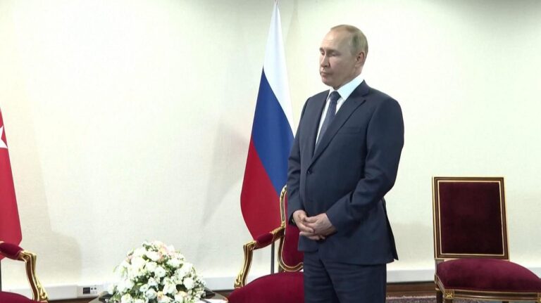 Moment epik, Putin pret Erdoganin për 50 sekonda (VIDEO)